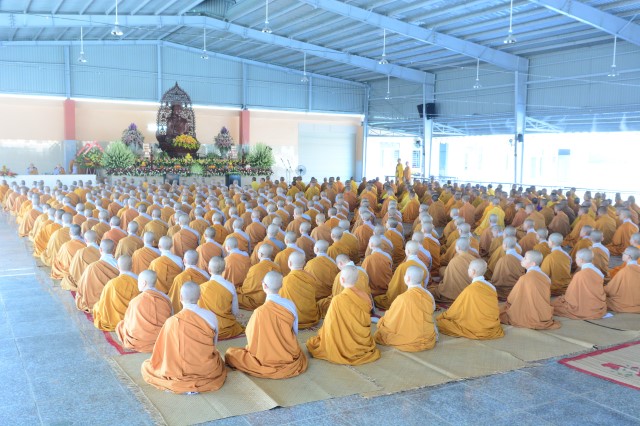 Tăng Ni sinh nội trú tại học viện PGVN tại TP. HCM tác pháp an cư mùa hạ đầu tiên