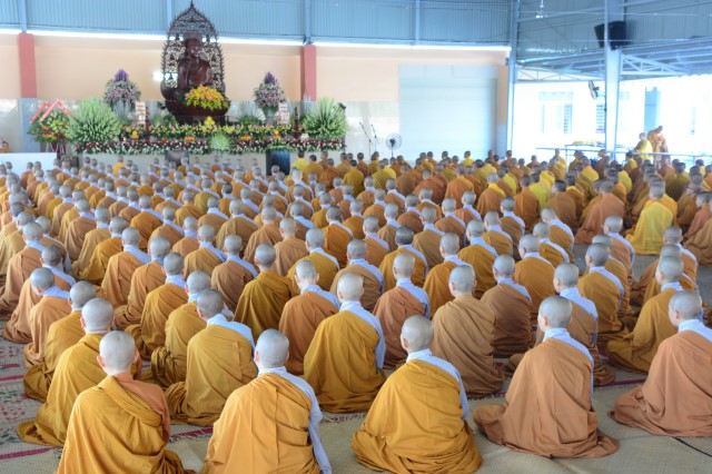 Tăng Ni sinh nội trú tại học viện PGVN tại TP. HCM tác pháp an cư mùa hạ đầu tiên