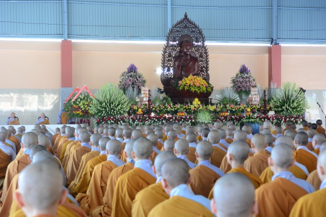 Tăng Ni sinh nội trú tại học viện PGVN tại TP. HCM tác pháp an cư mùa hạ đầu tiên