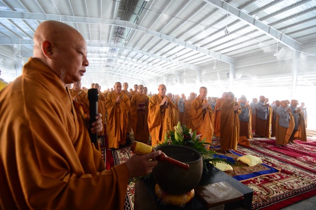 Tăng Ni sinh nội trú tại học viện PGVN tại TP. HCM tác pháp an cư mùa hạ đầu tiên