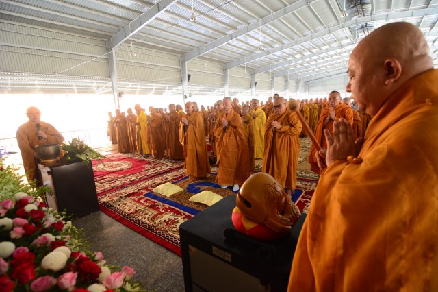 Tăng Ni sinh nội trú tại học viện PGVN tại TP. HCM tác pháp an cư mùa hạ đầu tiên