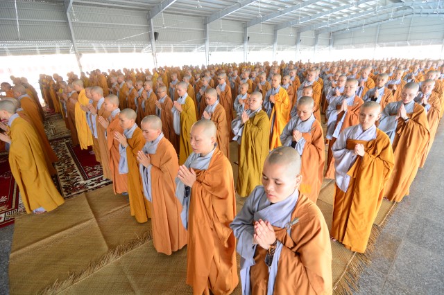 Tăng Ni sinh nội trú tại học viện PGVN tại TP. HCM tác pháp an cư mùa hạ đầu tiên