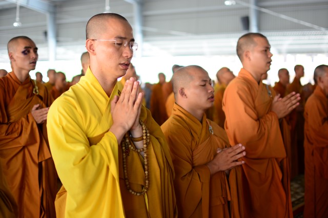 Tăng Ni sinh nội trú tại học viện PGVN tại TP. HCM tác pháp an cư mùa hạ đầu tiên