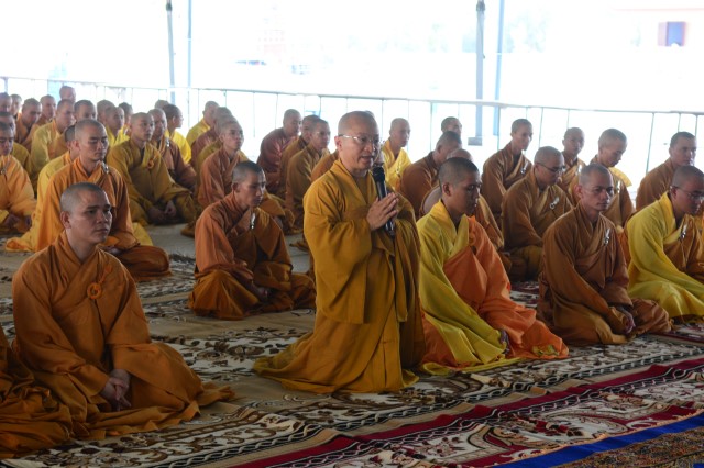 Tăng Ni sinh nội trú tại học viện PGVN tại TP. HCM tác pháp an cư mùa hạ đầu tiên
