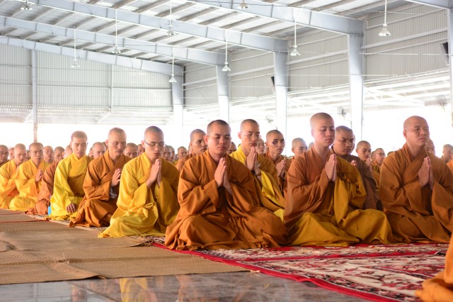 Tăng Ni sinh nội trú tại học viện PGVN tại TP. HCM tác pháp an cư mùa hạ đầu tiên
