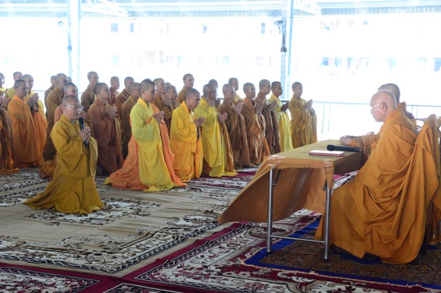 Tăng Ni sinh nội trú tại học viện PGVN tại TP. HCM tác pháp an cư mùa hạ đầu tiên