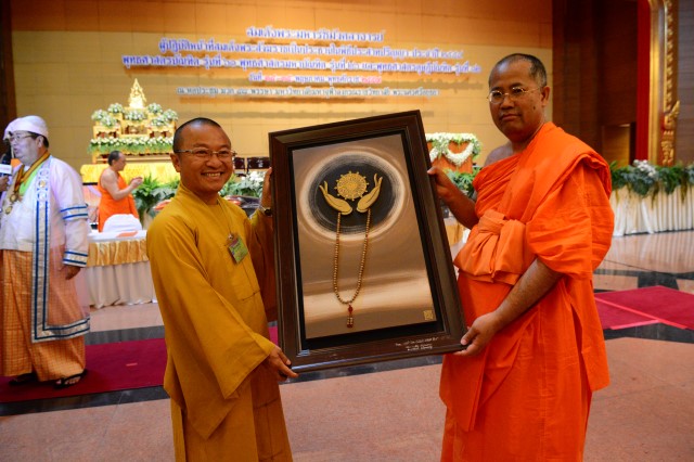 TT. Thích Nhật Từ nhận bằng tiến sĩ danh dự của trường đại học Mahachulalongkorn - Thái Lan
