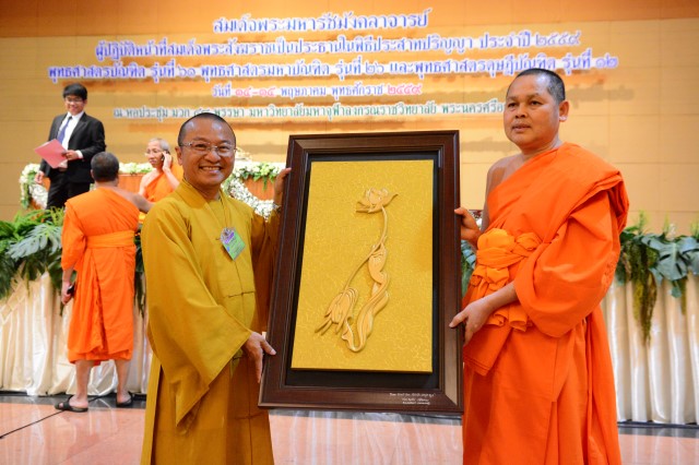 TT. Thích Nhật Từ nhận bằng tiến sĩ danh dự của trường đại học Mahachulalongkorn - Thái Lan