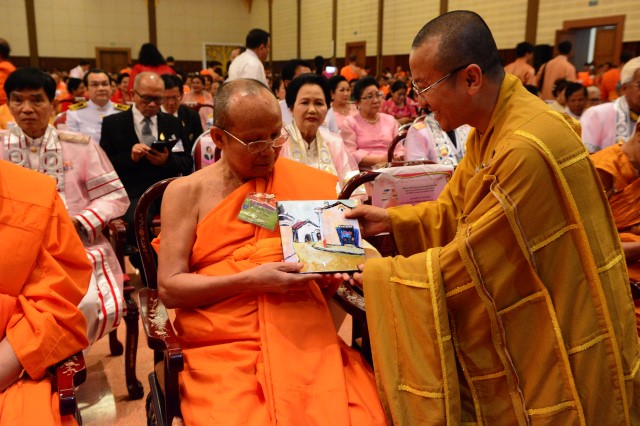 TT. Thích Nhật Từ nhận bằng tiến sĩ danh dự của trường đại học Mahachulalongkorn - Thái Lan