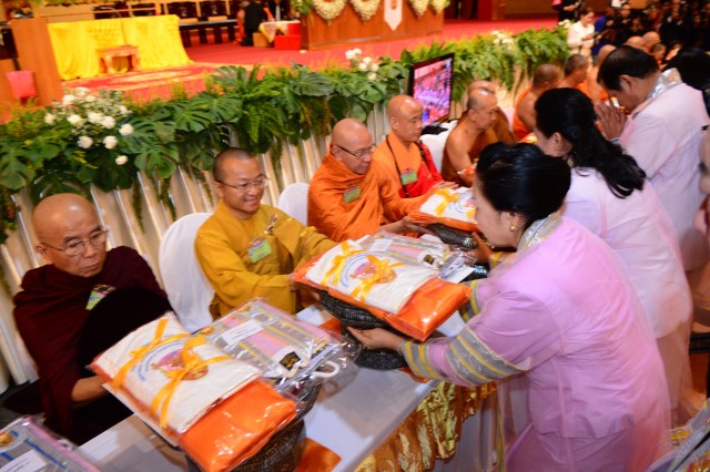 TT. Thích Nhật Từ nhận bằng tiến sĩ danh dự của trường đại học Mahachulalongkorn - Thái Lan