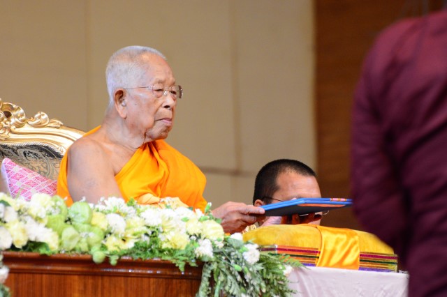 TT. Thích Nhật Từ nhận bằng tiến sĩ danh dự của trường đại học Mahachulalongkorn - Thái Lan