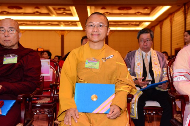 TT. Thích Nhật Từ nhận bằng tiến sĩ danh dự của trường đại học Mahachulalongkorn - Thái Lan
