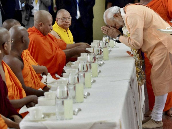 Thủ tướng Ấn Độ viếng thăm chư Tăng vận động tranh cử tại bang Uttar Pradesh