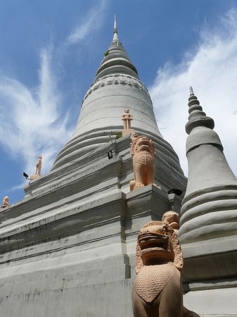 Cambodia: Ngôi Cổ Tự Wat Phnom gắn liền với tên tuổi của thủ đô Phnôm Pênh