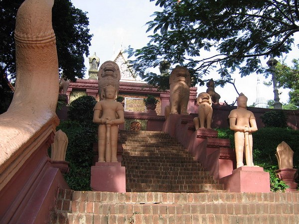 Cambodia: Ngôi Cổ Tự Wat Phnom gắn liền với tên tuổi của thủ đô Phnôm Pênh