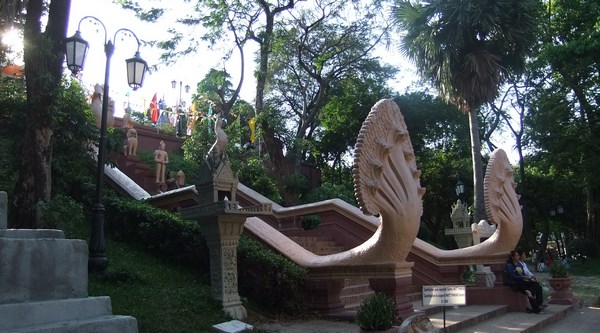 Cambodia: Ngôi Cổ Tự Wat Phnom gắn liền với tên tuổi của thủ đô Phnôm Pênh