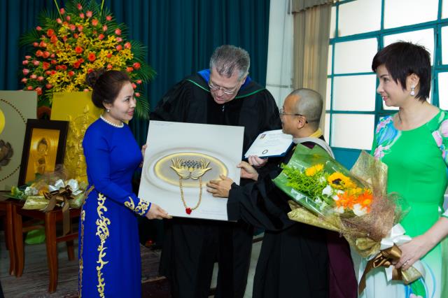 HT. Thích Thiện Nhơn, HT. Thích Thiện Pháp nhận bằng tiến sĩ danh dự của trường đại học Apollos, Mỹ