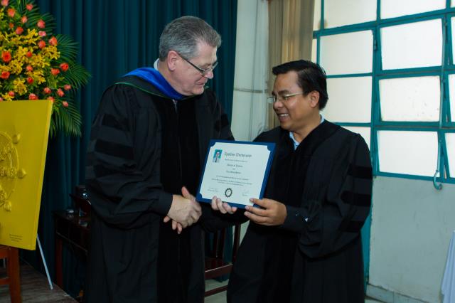 HT. Thích Thiện Nhơn, HT. Thích Thiện Pháp nhận bằng tiến sĩ danh dự của trường đại học Apollos, Mỹ