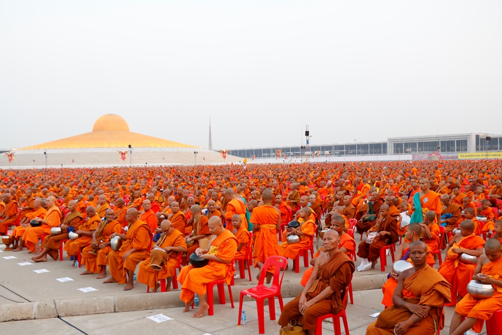 100 ngàn tu sĩ trong lễ hội khất thực tại Dhammakaya