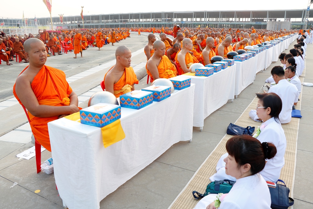 100 ngàn tu sĩ trong lễ hội khất thực tại Dhammakaya