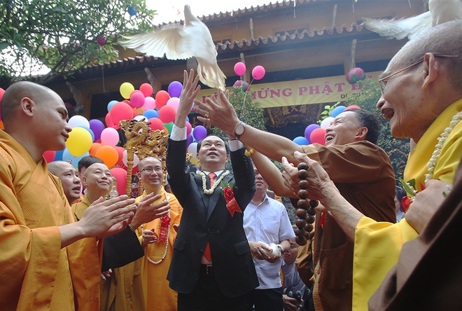 Chủ tịch nước chúc mừng Lễ Phật đản tại chùa Quán sứ