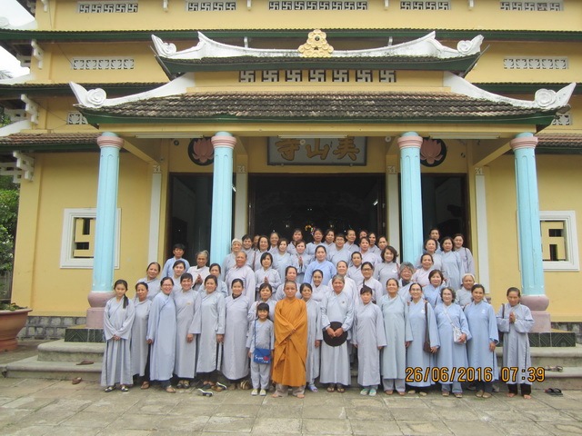 Phật tử thiện nguyện thị xã Ninh Hòa hành hương cúng dường An cư kiết hạ.