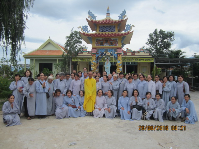 Phật tử thiện nguyện thị xã Ninh Hòa hành hương cúng dường An cư kiết hạ.