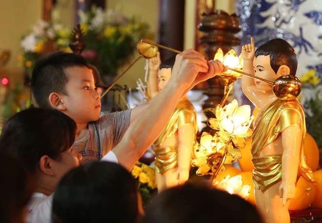 Chủ tịch nước chúc mừng Lễ Phật đản tại chùa Quán sứ