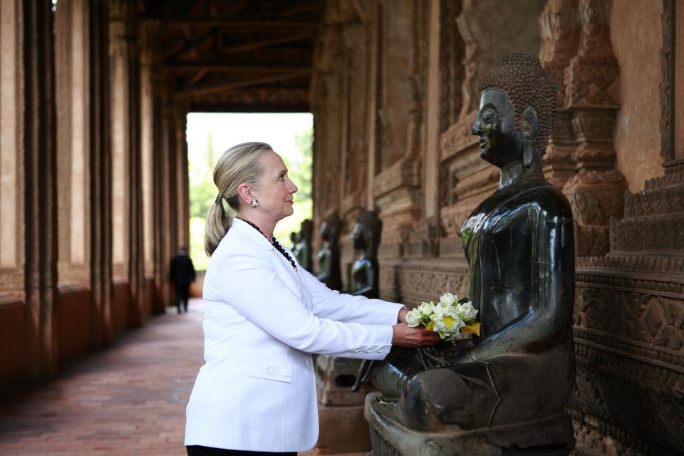 Hillary Clinton Cựu Đệ nhất Phu nhân Hoa Kỳ thực tập Thiền định