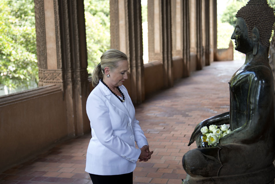 Hillary Clinton Cựu Đệ nhất Phu nhân Hoa Kỳ thực tập Thiền định