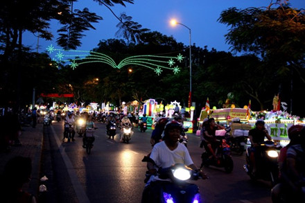 Huế: 35 xe hoa diễu hành khắp phố mừng Phật đản