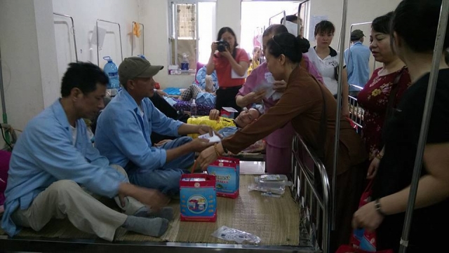 Thanh Hóa: Chùa Long Nhương tặng quà tại bệnh viện ung bướu tỉnh