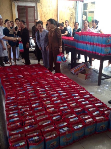 Thanh Hóa: Chùa Long Nhương tặng quà tại bệnh viện ung bướu tỉnh
