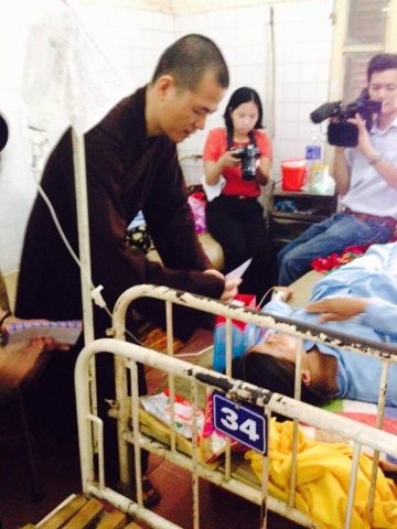 Thanh Hóa: Chùa Long Nhương tặng quà tại bệnh viện ung bướu tỉnh