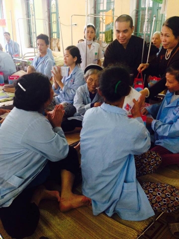 Thanh Hóa: Chùa Long Nhương tặng quà tại bệnh viện ung bướu tỉnh