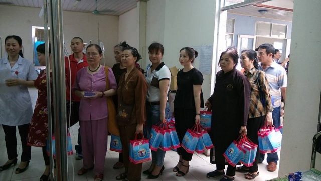 Thanh Hóa: Chùa Long Nhương tặng quà tại bệnh viện ung bướu tỉnh