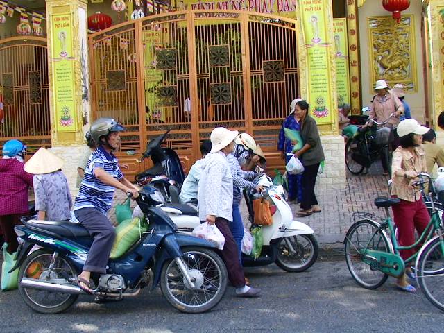 Khánh Hòa: Chùa Nghĩa Hương trao tặng trên 160 phần quà nhân mùa Phật đản PL.2560
