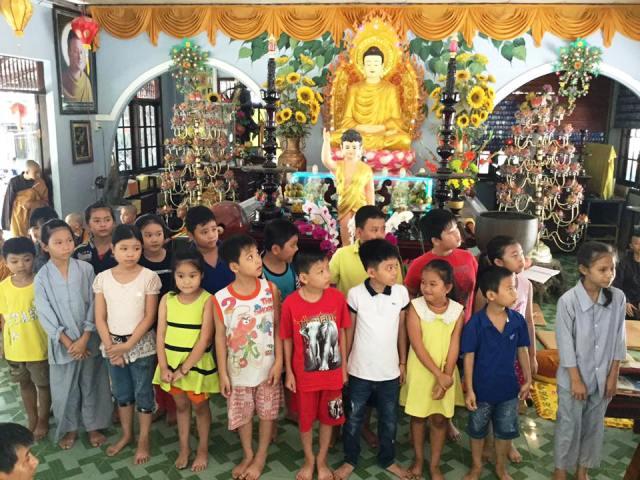 Khánh Hòa: Chùa Linh Quang tổ chức  khóa tu mùa hè cho 300 hành giả và trao tặng 50 học bổng cho học sinh nghèo, học giỏi