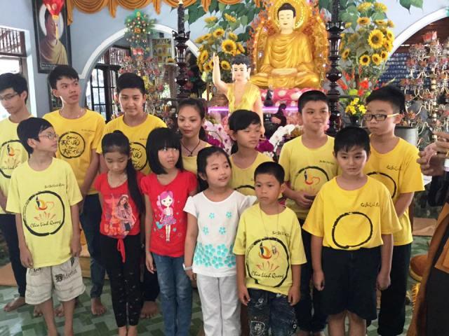 Khánh Hòa: Chùa Linh Quang tổ chức  khóa tu mùa hè cho 300 hành giả và trao tặng 50 học bổng cho học sinh nghèo, học giỏi