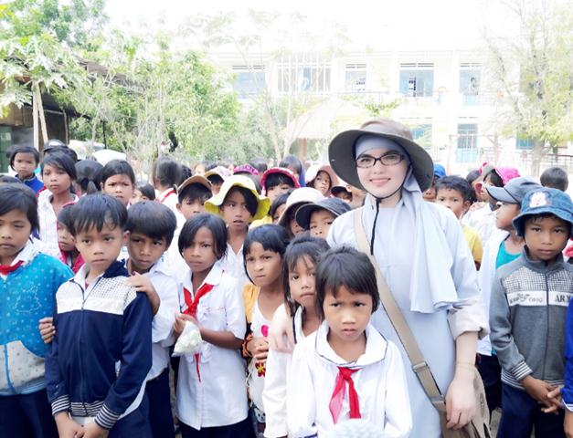 Cùng các em tiếp bước tới trường