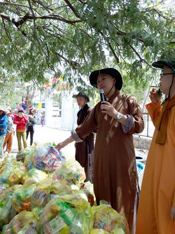 Cùng các em tiếp bước tới trường