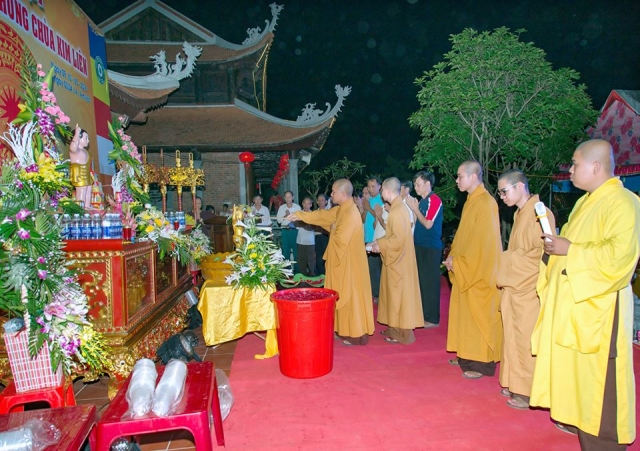 Thanh Hóa: Tưng bừng đêm giao lưu văn nghệ và lễ tắm Phật tại chùa Kim Liên