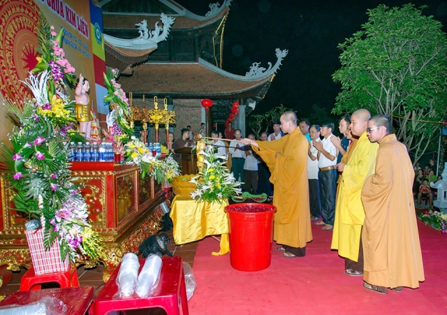 Thanh Hóa: Tưng bừng đêm giao lưu văn nghệ và lễ tắm Phật tại chùa Kim Liên