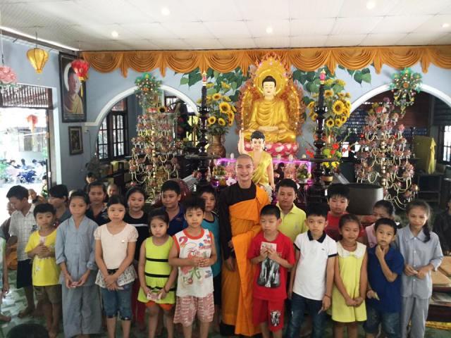 Khánh Hòa: Chùa Linh Quang tổ chức  khóa tu mùa hè cho 300 hành giả và trao tặng 50 học bổng cho học sinh nghèo, học giỏi