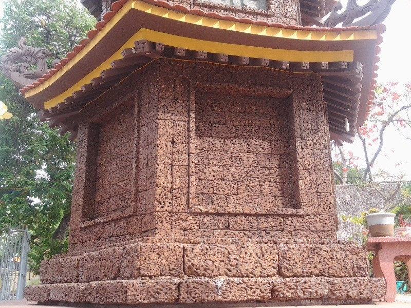 Kiến trúc ngôi mộ tháp đá ong ở ngôi chùa cổ