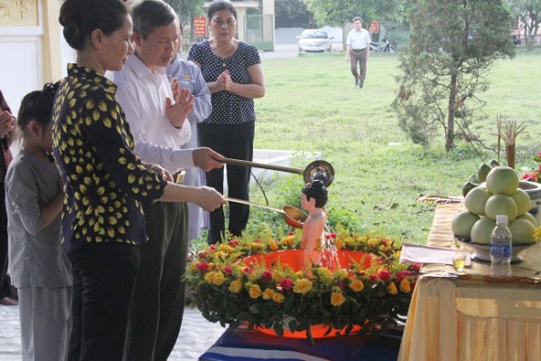 Xúc động lần đầu tổ chức lễ tắm Phật tại di tích chùa Yên Lệ