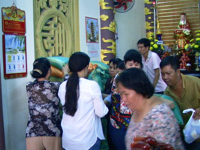 Khánh Hòa: Chùa Nghĩa Hương trao tặng trên 160 phần quà nhân mùa Phật đản PL.2560