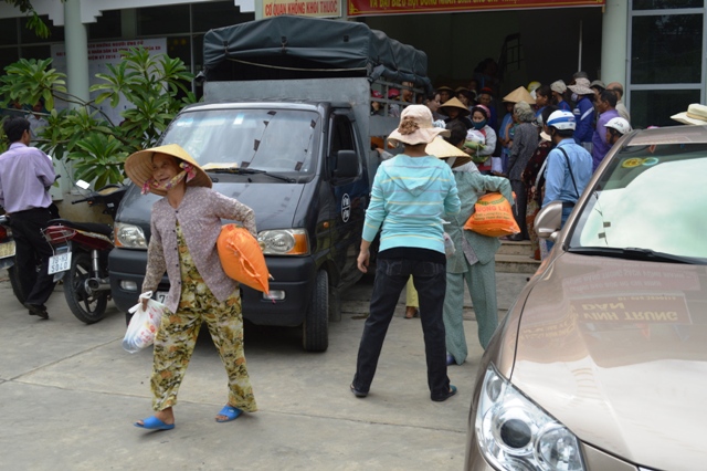 Chùa Nghĩa Hương trao tặng 250 phần quà cho đồng bào nghèo