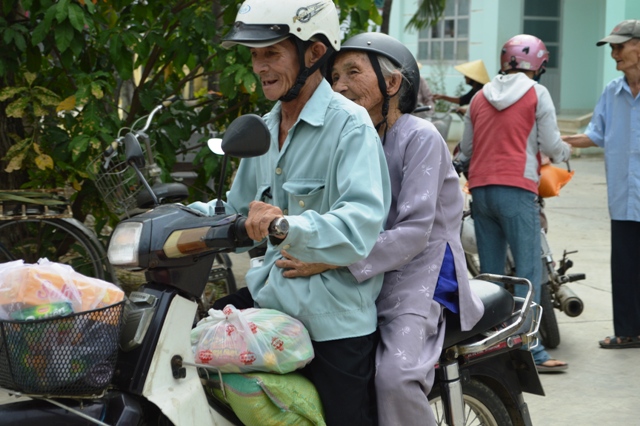 Chùa Nghĩa Hương trao tặng 250 phần quà cho đồng bào nghèo