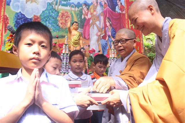 Thanh Hóa: Chùa Long Cảm kính mừng Phật đản Pl:2560
